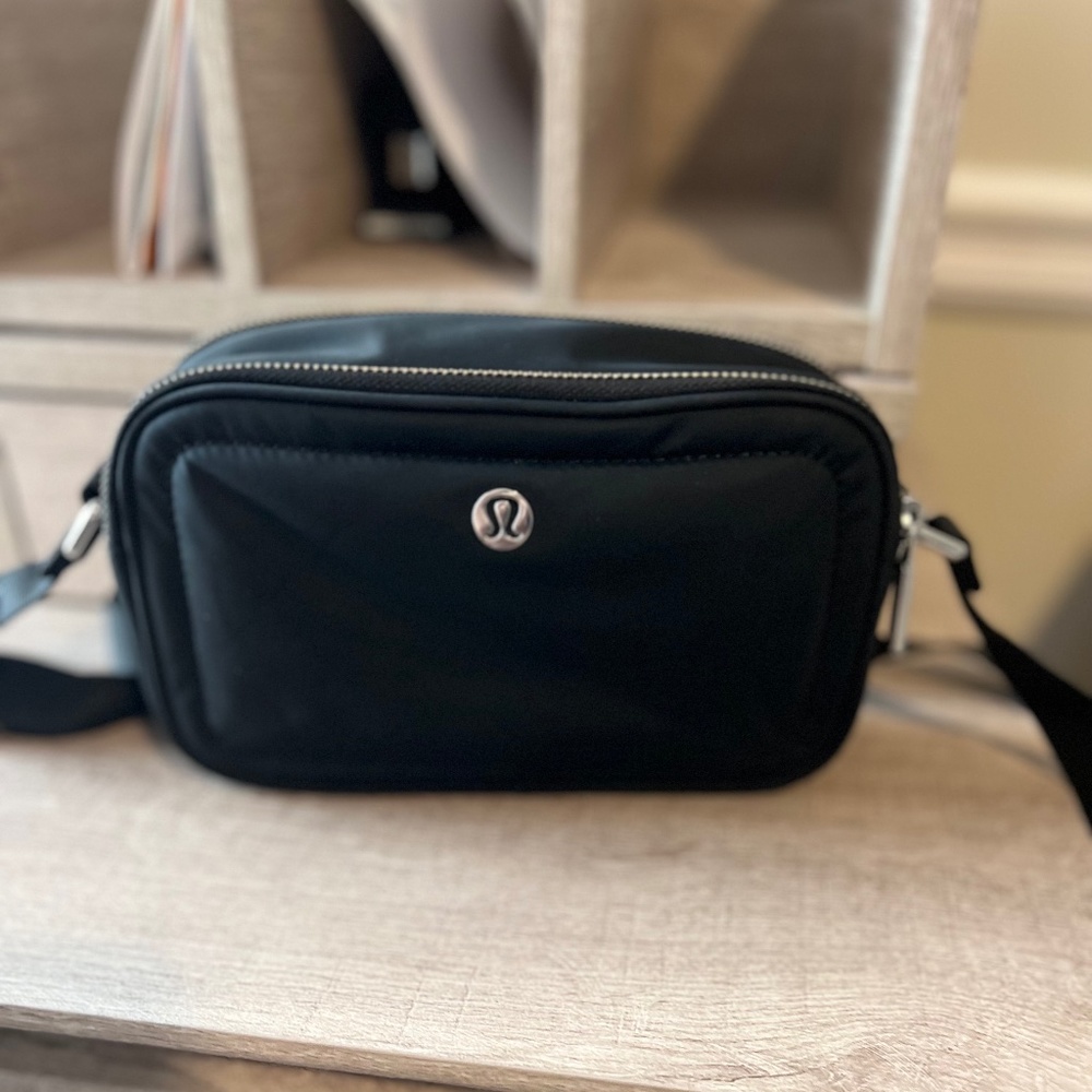 2L Lululemon camera bag , purse, crossbody. Black / silver